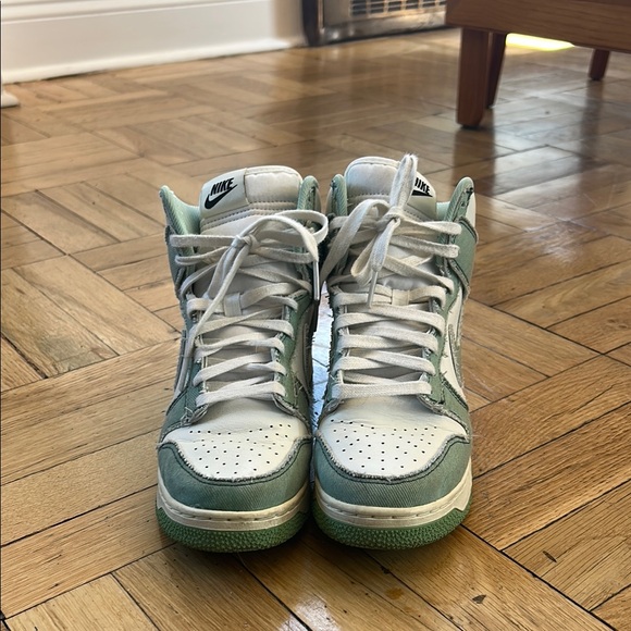 Nike Women's Sneakers - White and Light Green - Picture 1 of 4